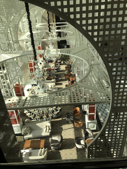 Lobby Well Palace Side