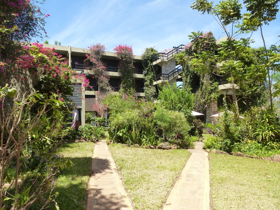 Weitläufige Gartenanlage Taita Hills Safari Resort & Spa