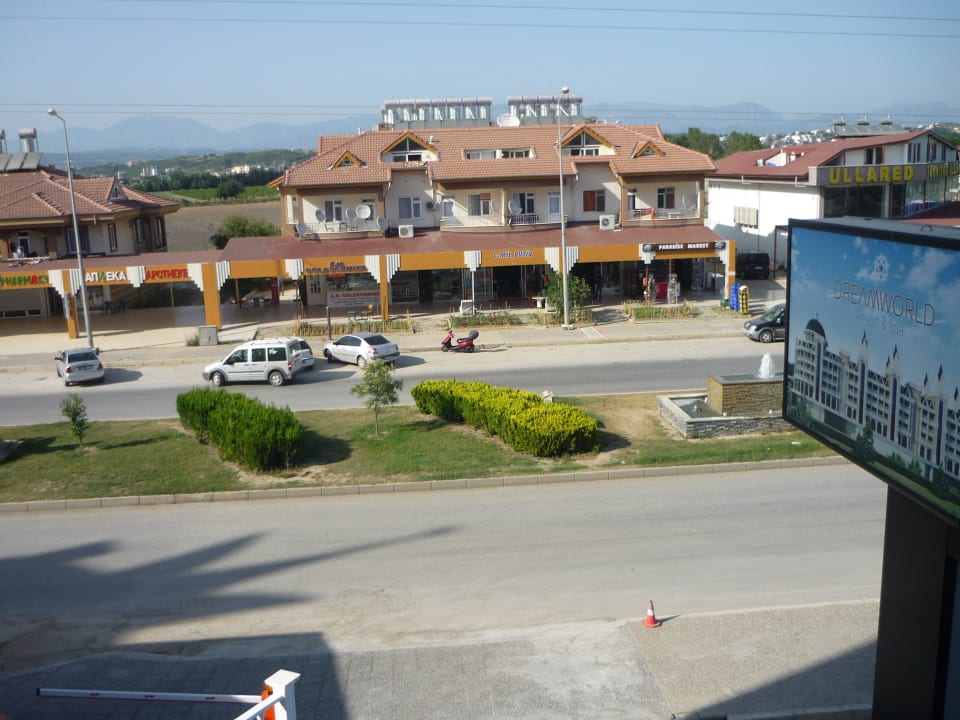 Hauptverkehrsstraße, sehr laut ! Dream World Resort & Spa