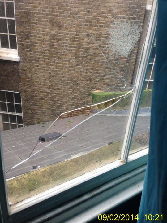 Defektes Fenster im Treppenhaus The Park Hotel