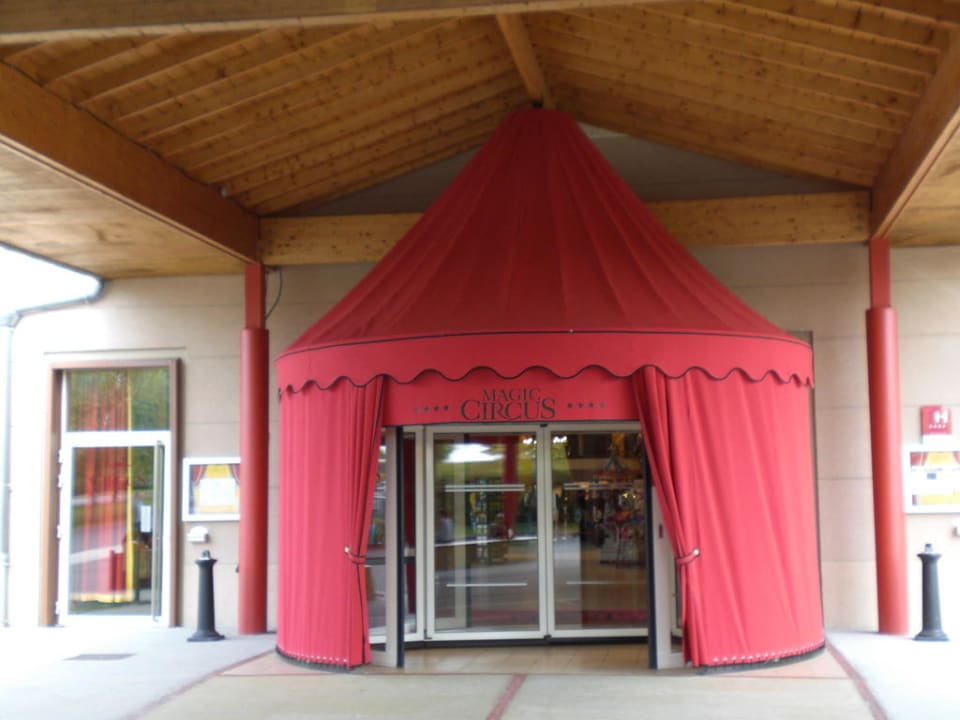 Netter Eingang Grand Magic Hotel