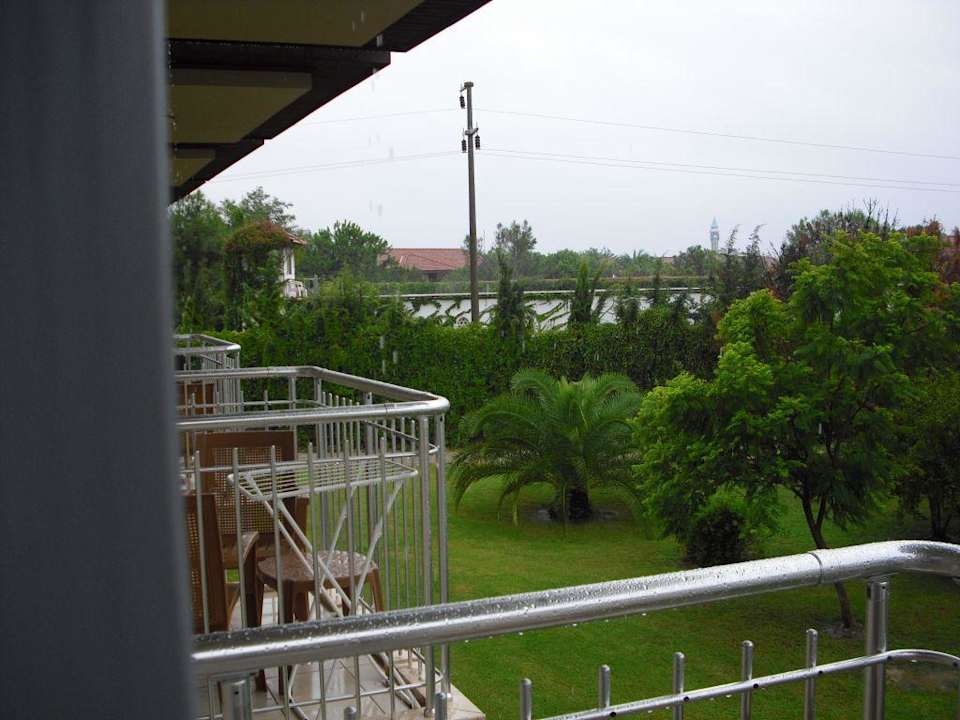 Ausblick in den Garten Hotel Club Nena