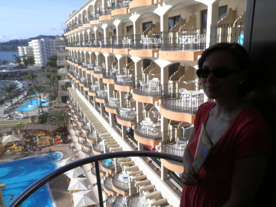 Blick vom Gläßernen Fahrstuhl zum Pool Bull Dorado Beach & Spa