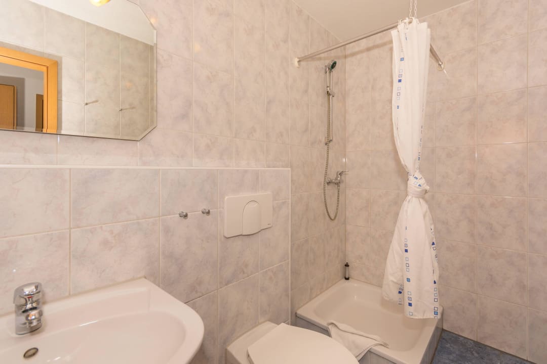 Badezimmer mit Dusche Pension Anker Garni