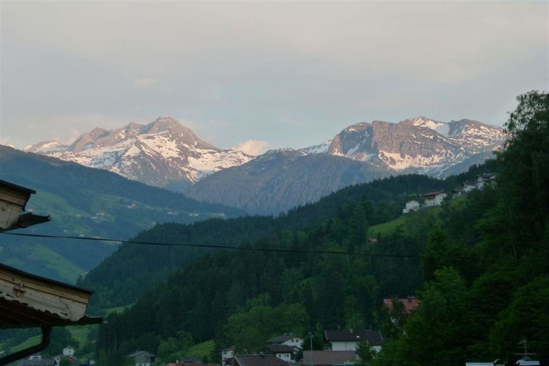 Ausblick zur Straßenseite Kräuterhotel Hochzillertal