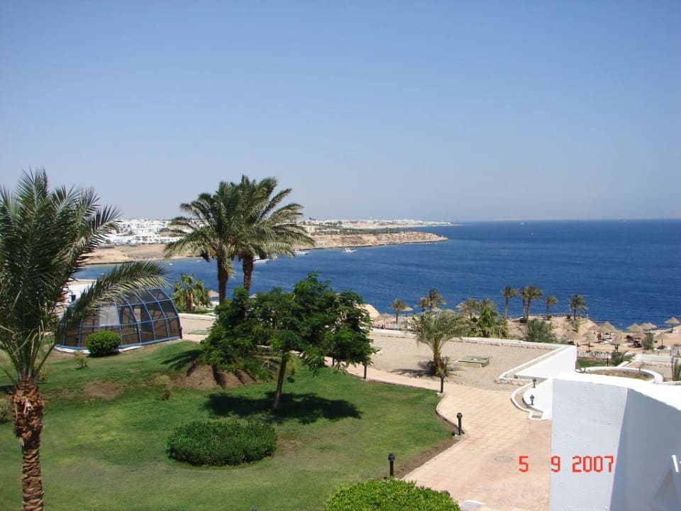 Widok na plaze z basenu V Hotel Sharm El Sheikh