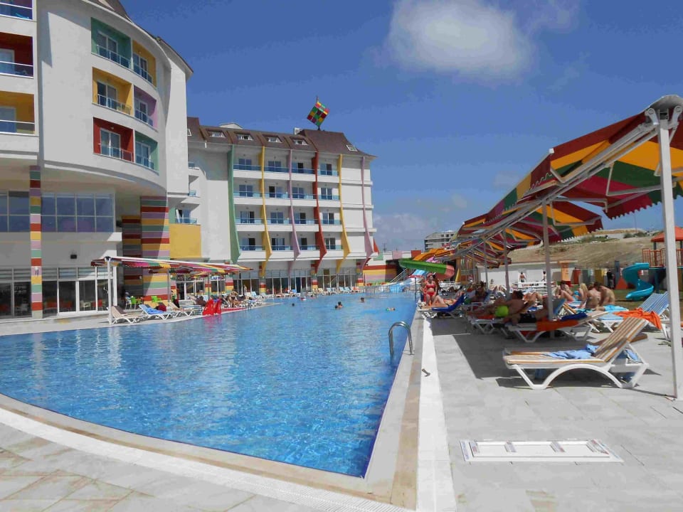 Pool Ramada Resort by Wyndham Side