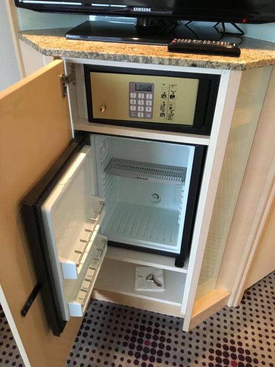 Will man zum Safe, steht der Kühlschrank offen Hotel The Westin Leipzig