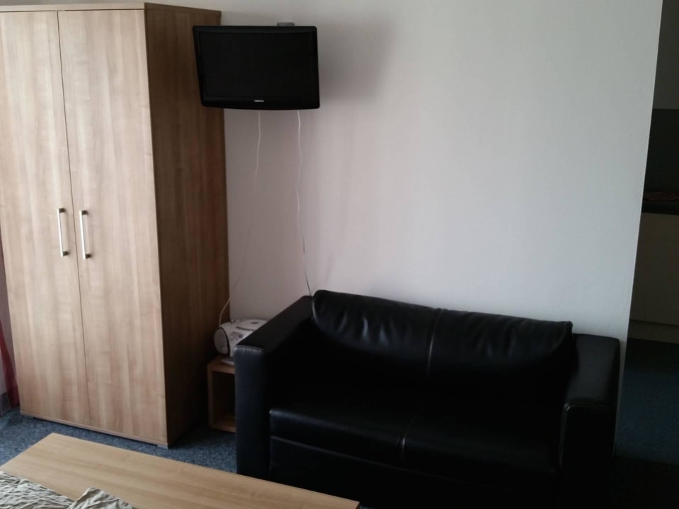 Schrank und kleines Sofa Ferienwohnungen Am Grafenberg