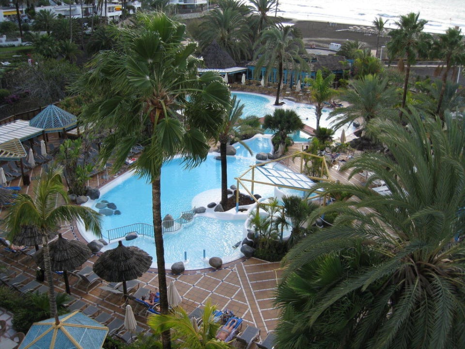 Blick aus dem 4. Stock zum Pool und Meer Corallium Beach by Lopesan Hotels - Adults only