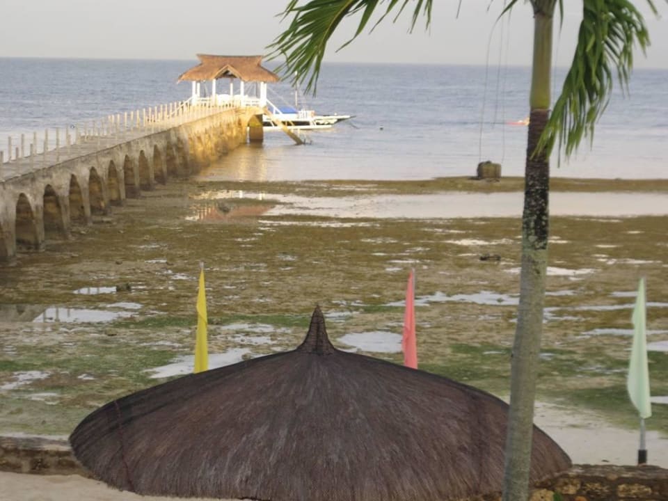 Strand bei Ebbe mit Tauchboot Kasai Village Beach Resort