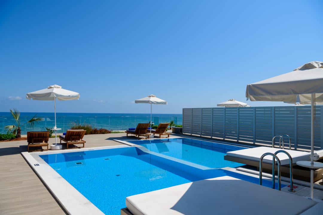 Zimmer Alexander Beach Hotel & Village Resort