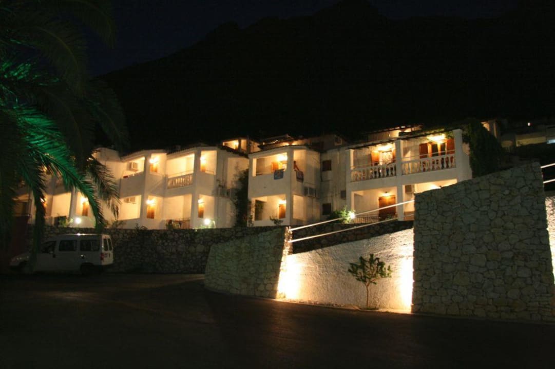 Hotelanlage Abends Hotel Pantokrator