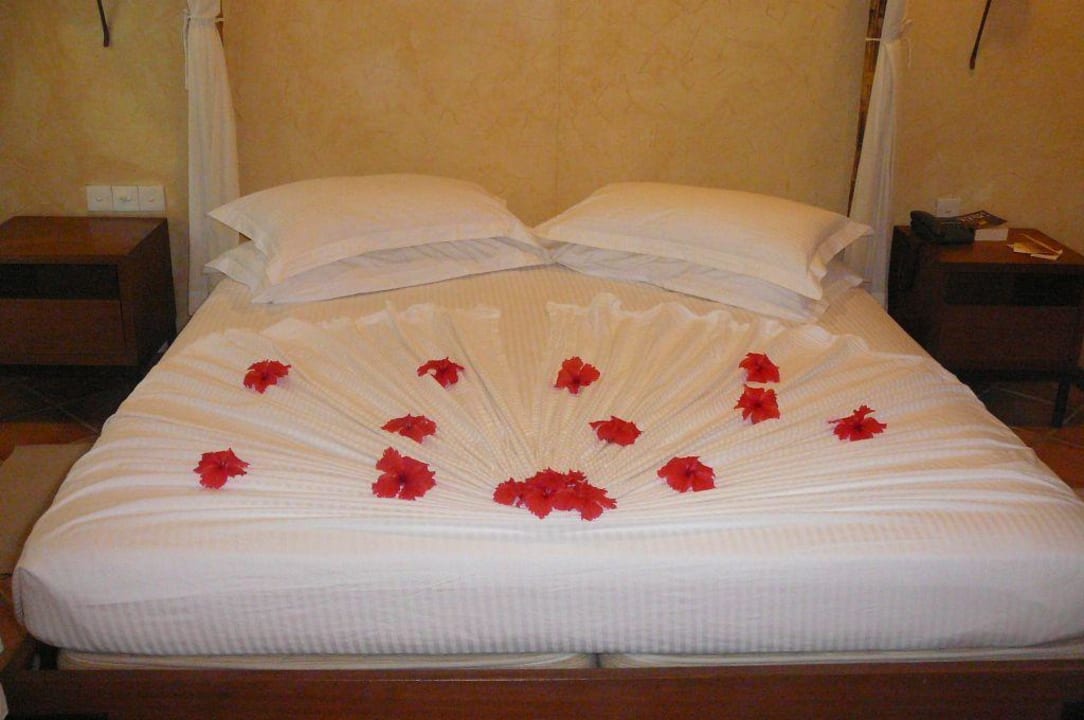 Dekoration des Bettes am Abend Kuramathi Maldives