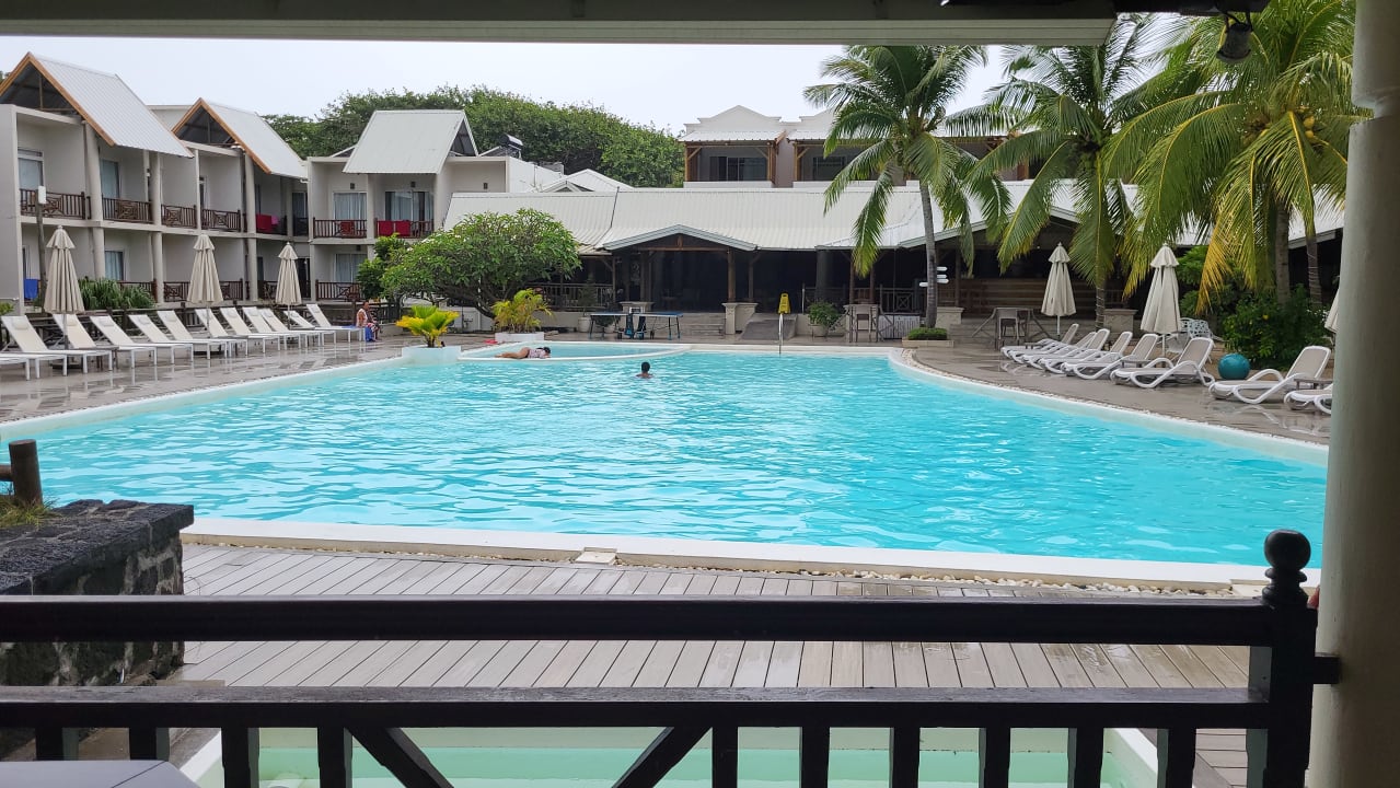 Pool Le Peninsula Bay Beach Resort & Spa