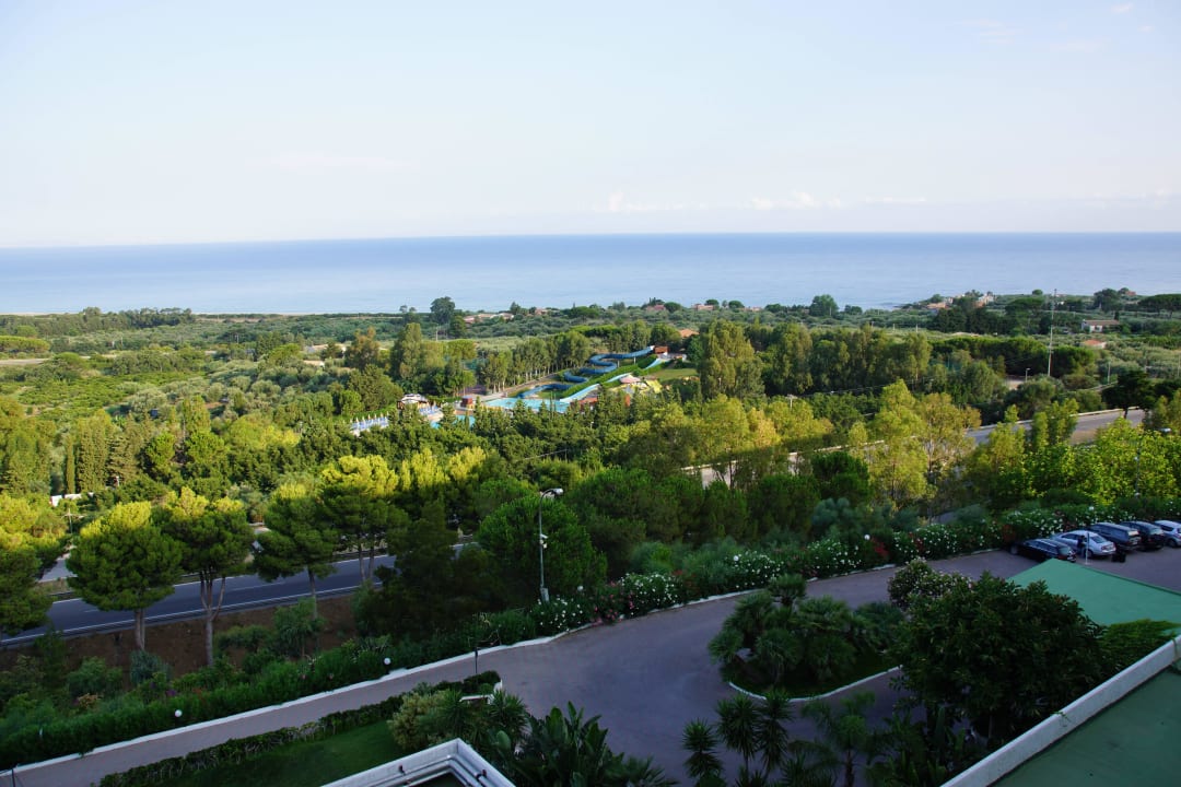 Unter uns die Autobahn, dahinter der Aquapark Hotel Costa Verde