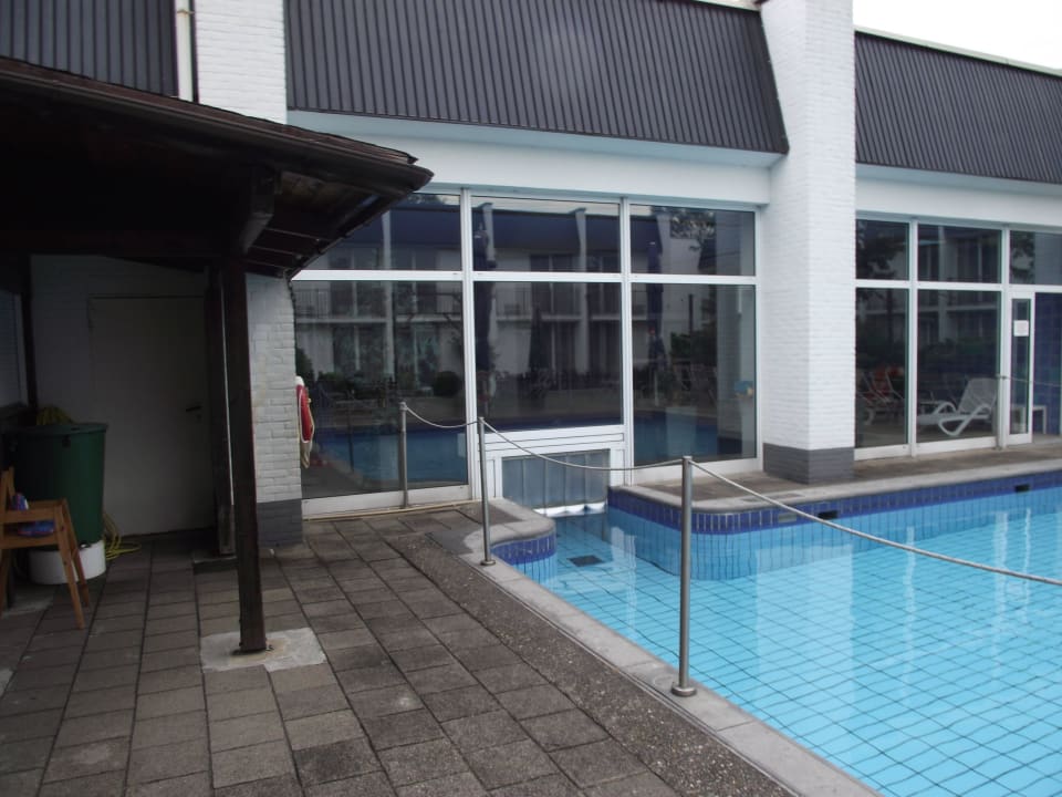 Man kann von innen nach draußen schwimmen Leonardo Hotel Düsseldorf Airport - Ratingen