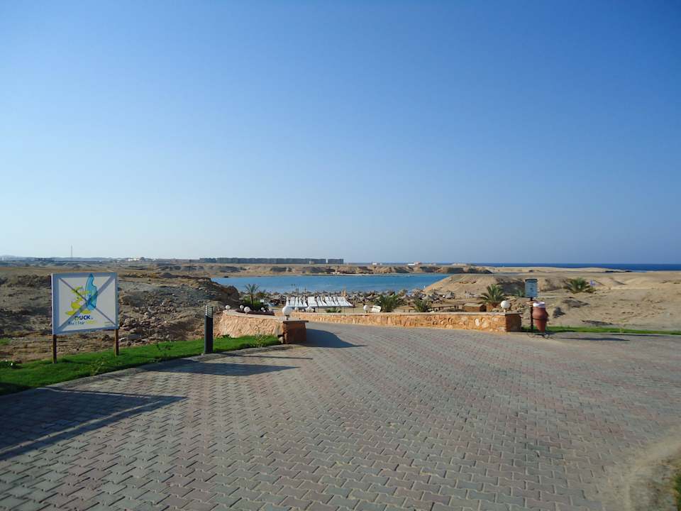 Man muss eine Straße zum Strand überqueren SUNRISE Cardina Resort