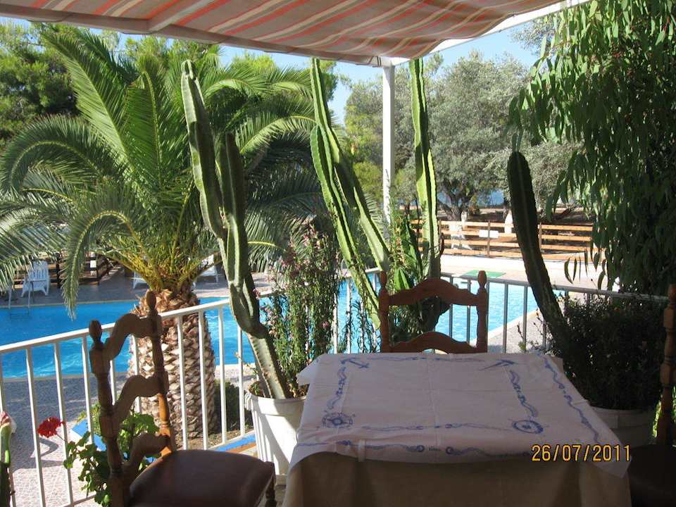 Terrasse des Restaurants mit Blick zum Pool Hotel Petit Village