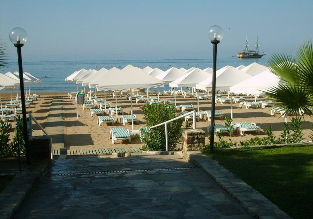 Früh morgens auf dem Weg zum Strand Arum Barut Collection
