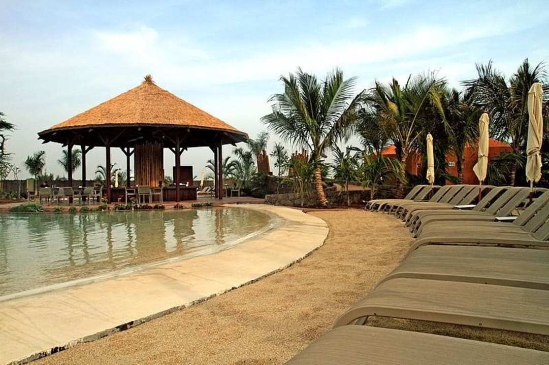 Basen ze sztuczną plażą Lopesan Baobab Resort