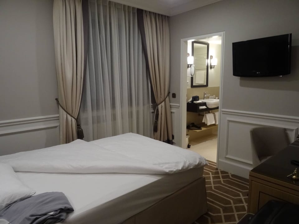 Nach abendlichem Turn-down-Service Althoff Hotel Fürstenhof