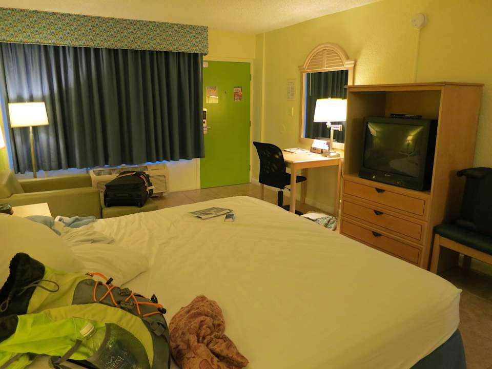 Bett und Fernseher Hotel Rodeway Inn & Suites Airport / Cruise Port