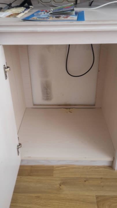 Minibar oder das Loch wo sie mal war. Strandhotel Ahlbeck