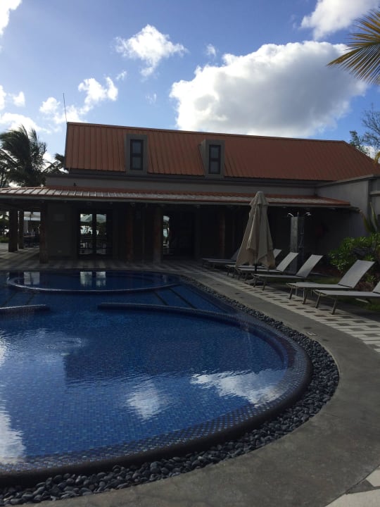 Grosser Pool Crystals Beach Resort Belle Mare, a member of Radisson Individuals