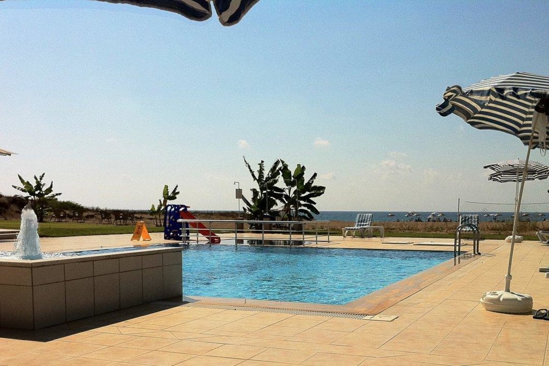 Pool mit Blick zum Strand Skys Hotel