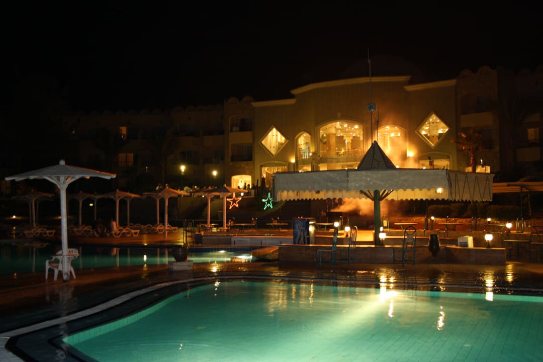 Nächtlicher Blick vom Pool auf das Hotel Utopia Beach Club