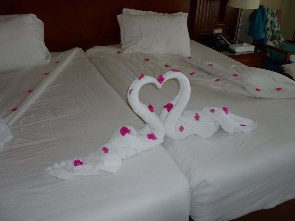 Schöne Bett-Deko und jeden Tag was neues... Hotel Xperience Sea Breeze Resort