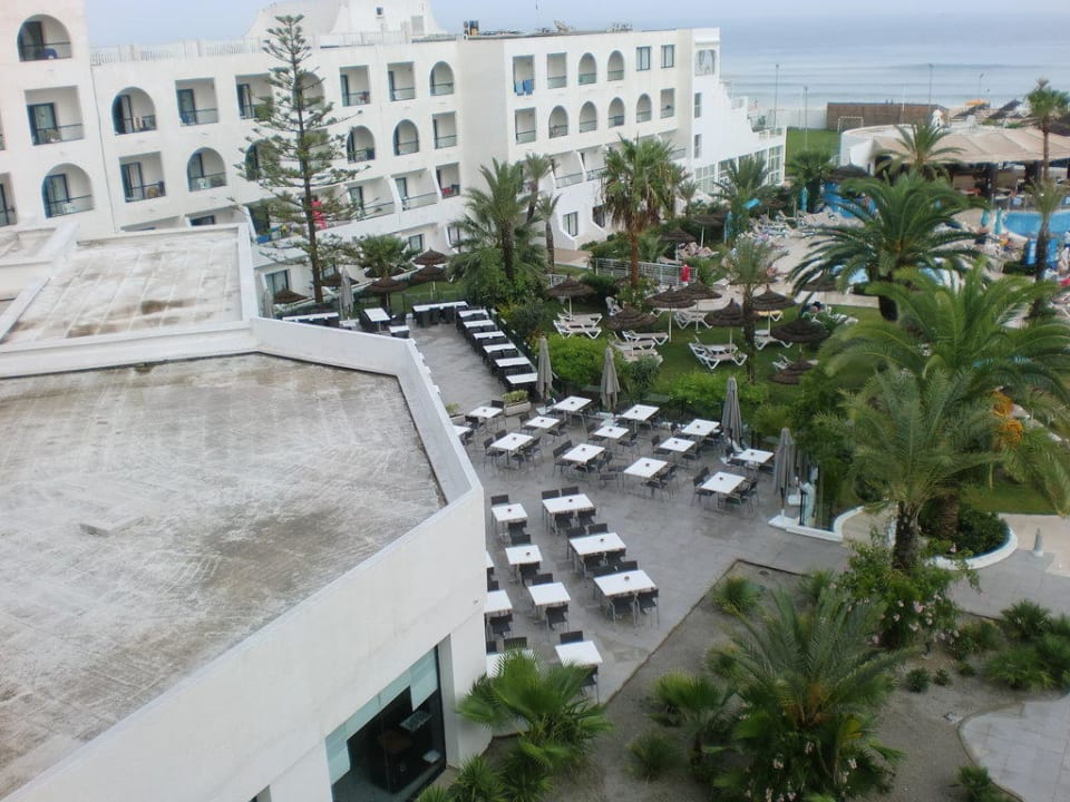 Dort konnte man draußen Essen Nozha Beach Resort & Spa
