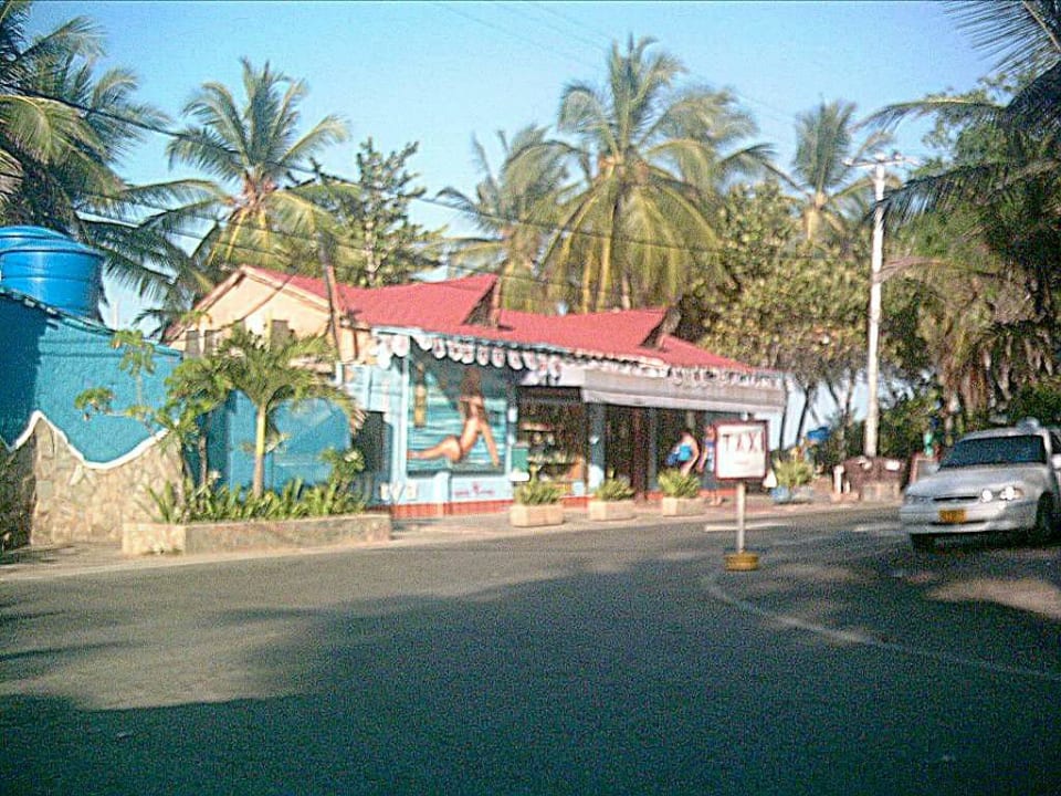 Minimarkt vor Miramar Village Hotel Miramar Village