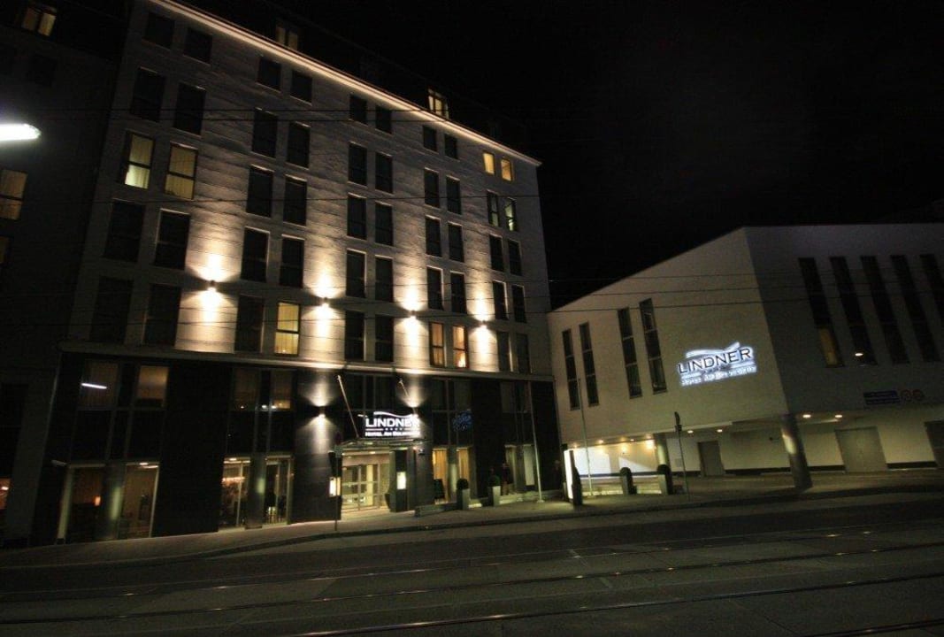 Hotel bei Nacht Lindner Hotel Vienna Am Belvedere, part of JdV by Hyatt