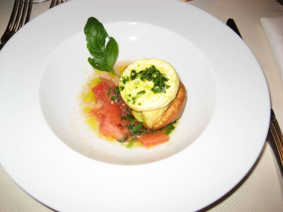 Käseflan mit Tomatenconcassé u. Basilikumdip Alphotel Tyrol