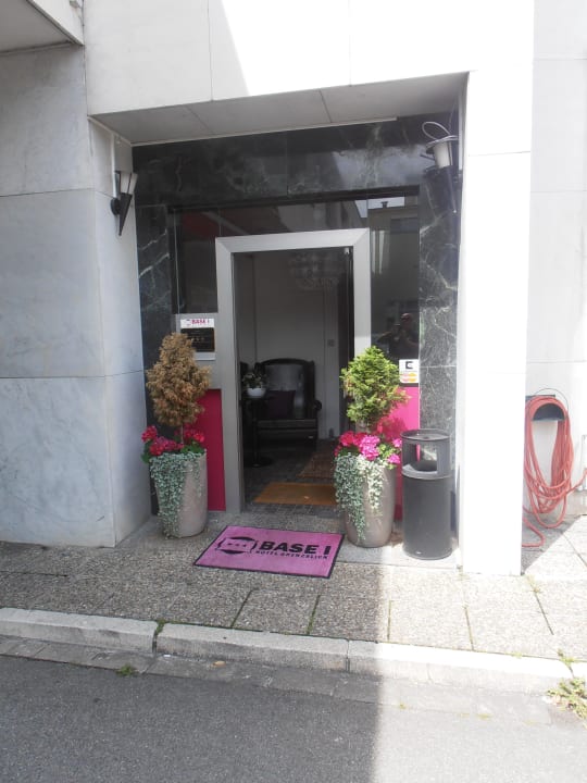 Eingang Base1 Hotel Grenzblick