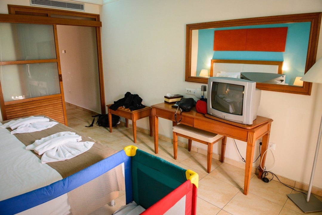 Stolik TV Kiani Beach Resort Family All Inclusive