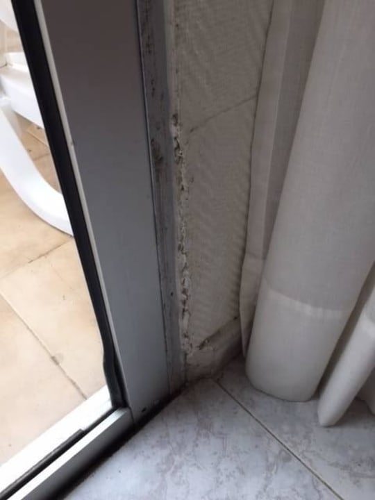Broken walls H10 Las Palmeras