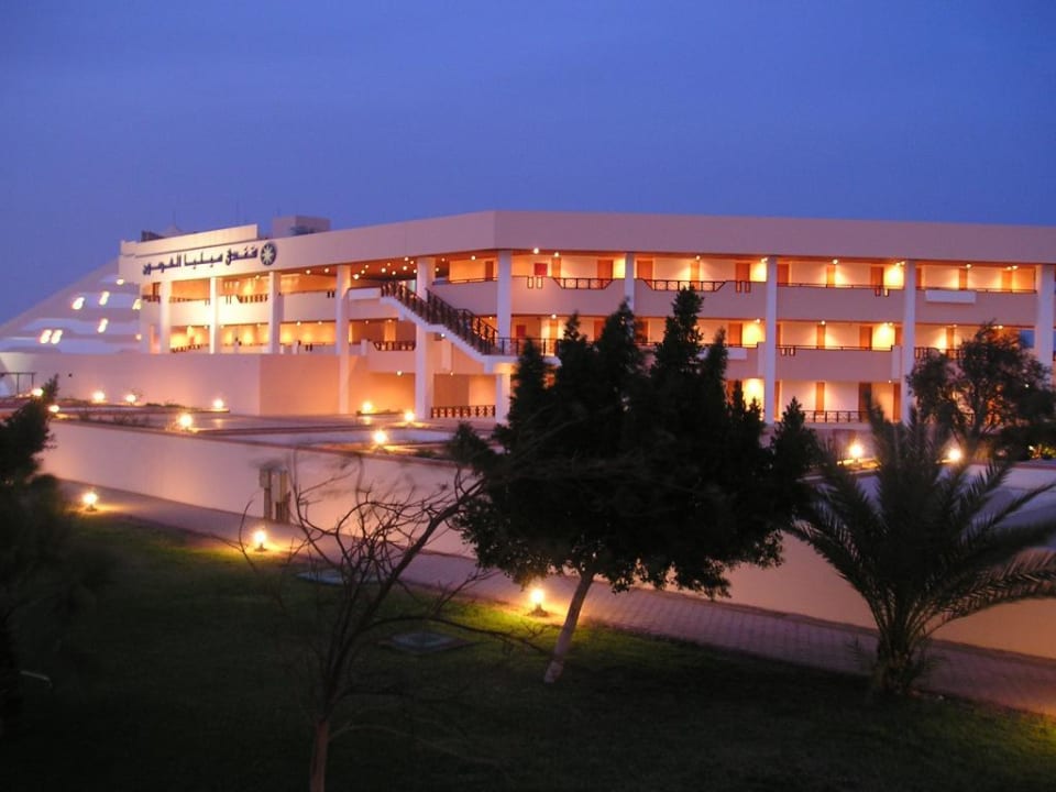 Blick vom Nebengebäude auf das Haupthaus Pharaoh Azur Resort