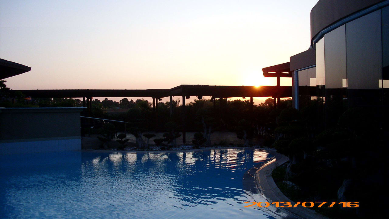 Pool bei Abenddämmerung Sandy Beach Hotel & Family Suites