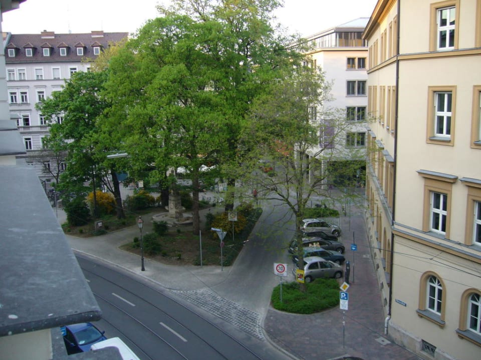 Výhled nalevo na ulici Hotel Splendid-Dollmann