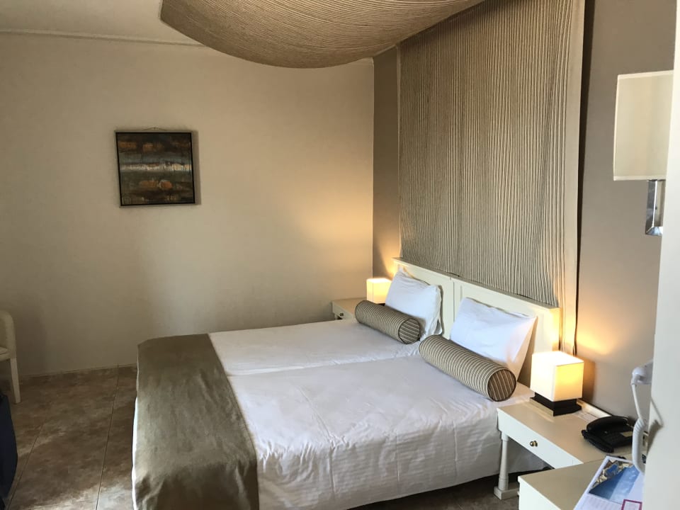 Zimmer Athina Palace Resort & Spa