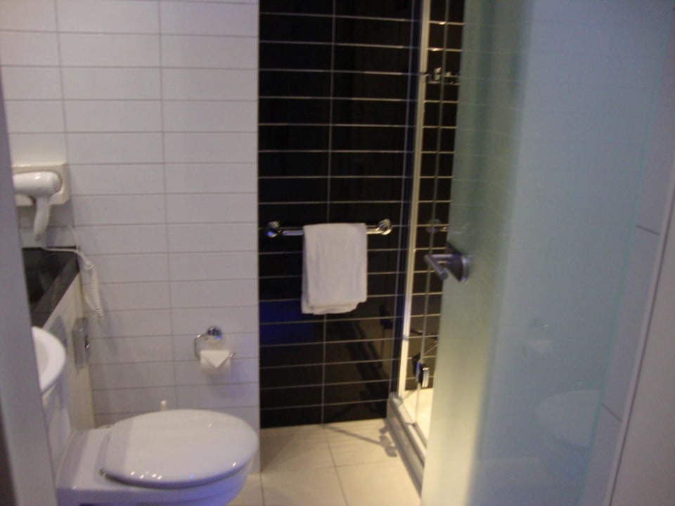 Badezimmer Premier Inn Dresden City Zentrum