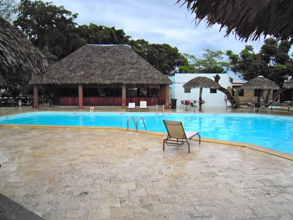 Pool bei Regen Hotel Los Caneyes