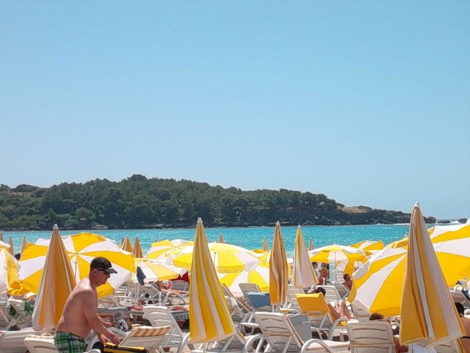 Zahlreiche unbesetzte Liegen am Hotelstrand Hotel Gardenia Beach
