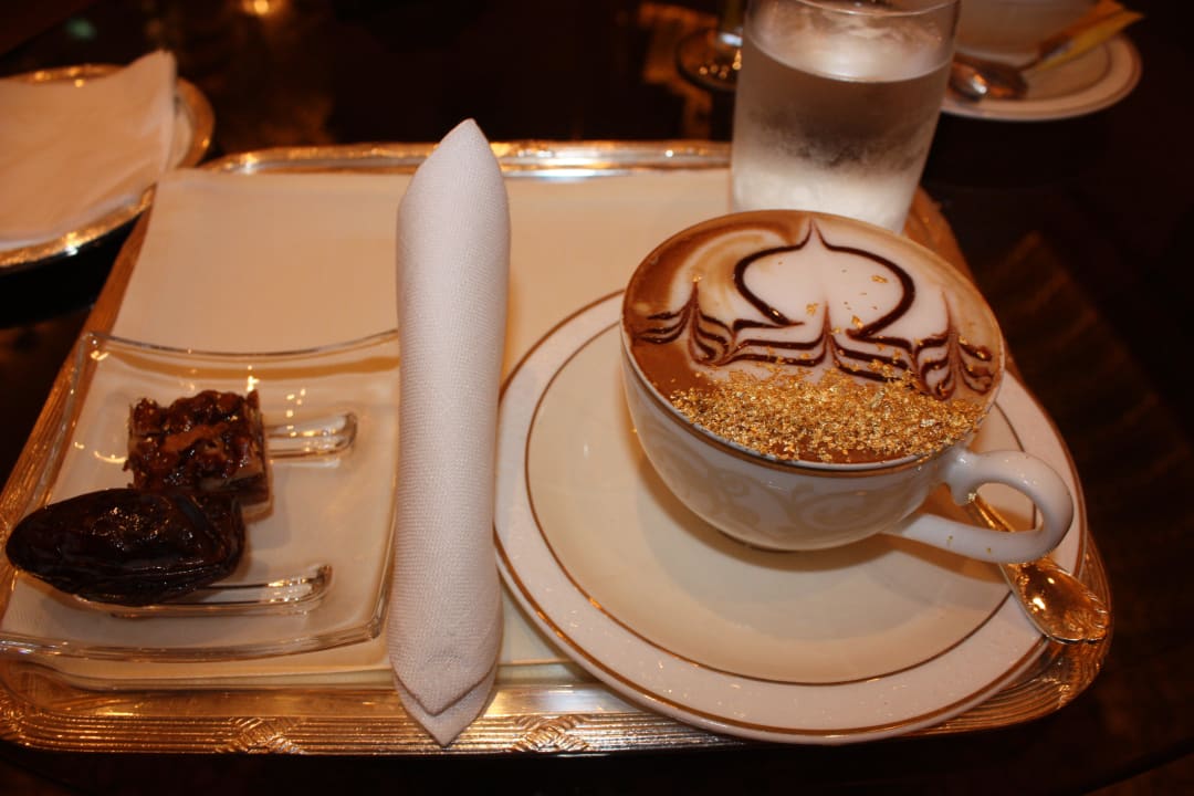 Cappuccino mit 24 Karat Gold Emirates Palace Mandarin Oriental