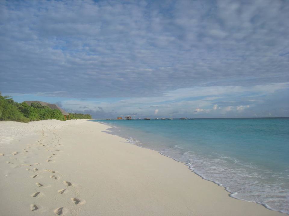 Einsamer Strand auf der Sonnenuntergangsseite Palm Beach Resort & Spa Maldives