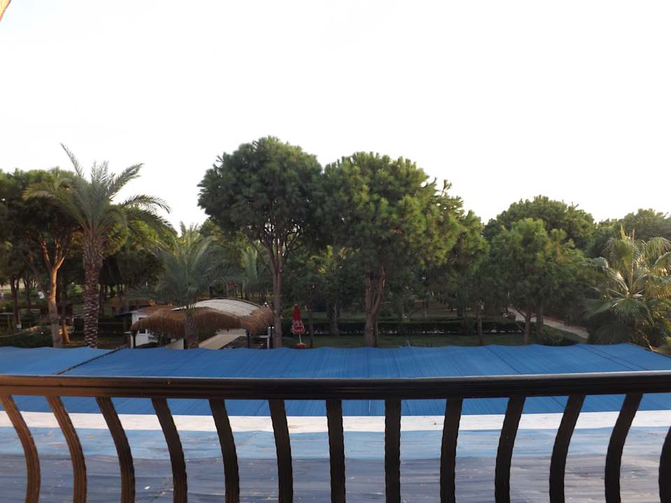 Direkt darunter ist das Restaurant  Club Turtas Beach Hotel