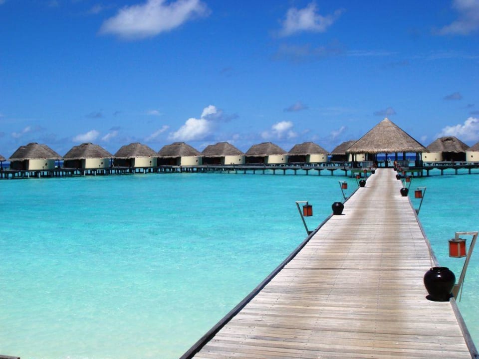 Blick auf die Waterbungalows Six Senses Kanuhura